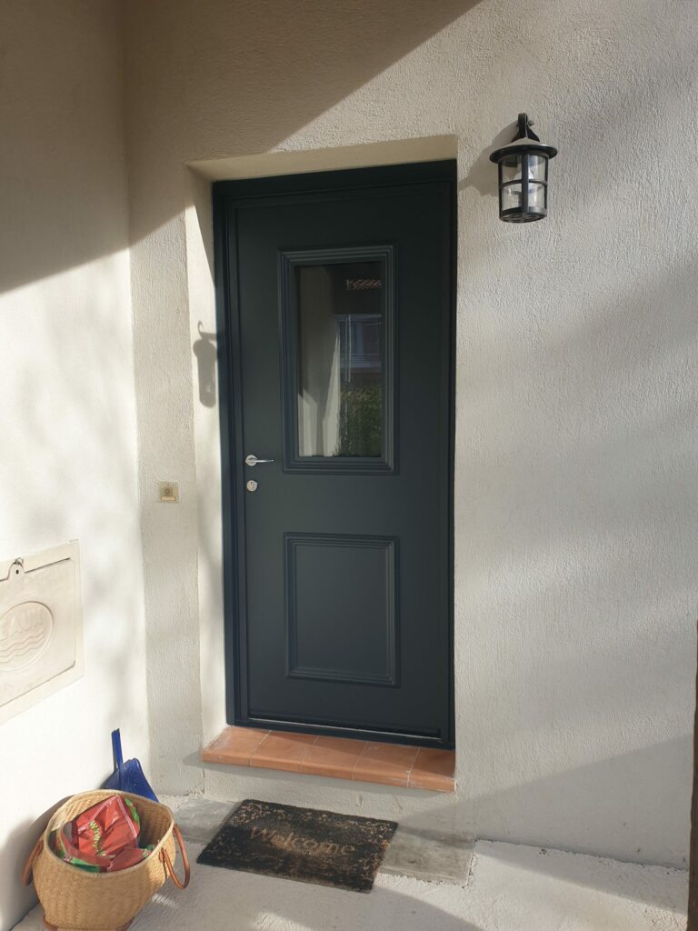 Porte d’entrée aluminium Atlantem installée en rénovation à Aubagne