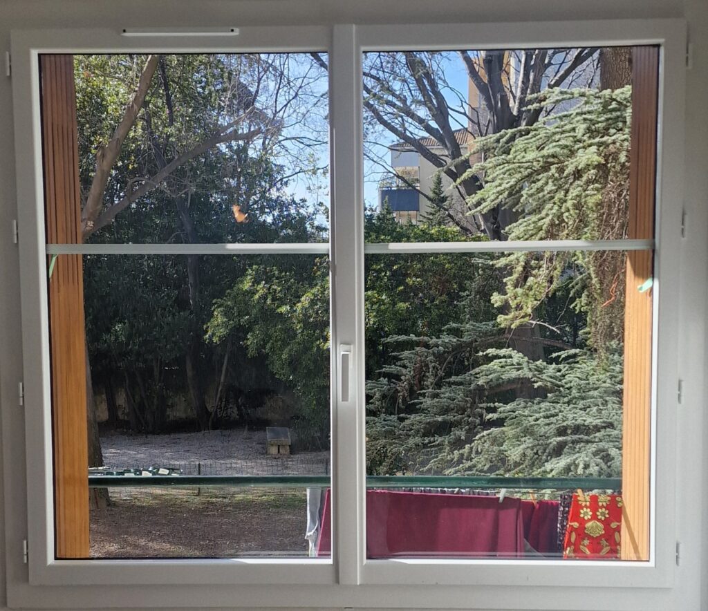 Fenêtres aluminium blanc RAL 9016 avec vitrage isolant dans une résidence à Marseille 12e