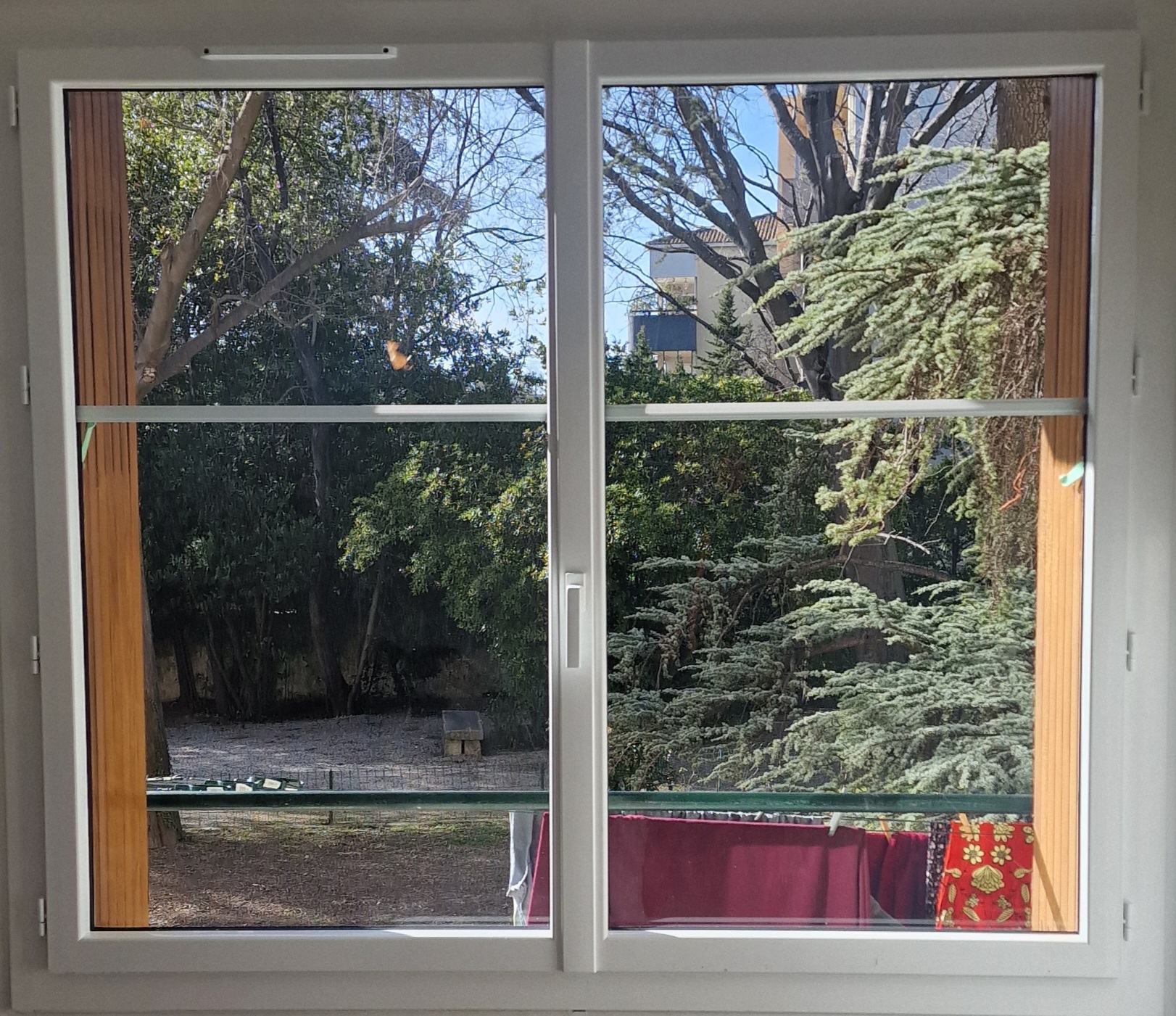 Fenêtres aluminium blanc RAL 9016 avec vitrage isolant dans une résidence à Marseille 12e