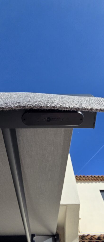 Store banne Somfy avec capteur de vent par vibration à Marseille 7e
