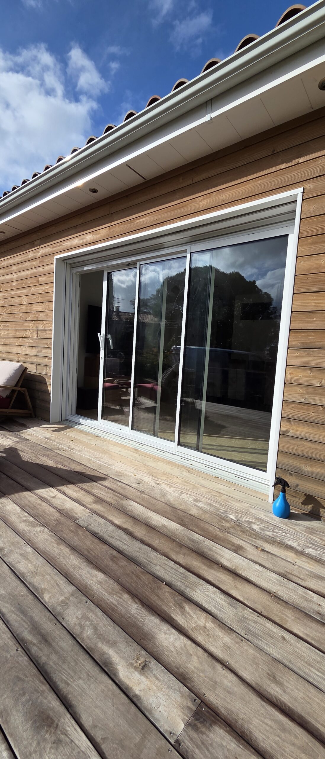 Baie vitrée aluminium 3 vantaux à La Ciotat avec double vitrage sécurité SP10 et serrure renforcée