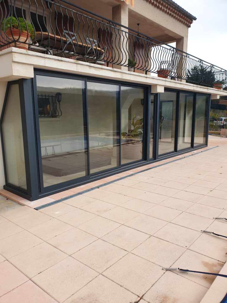 Vue d'ensemble d'une baie vitrée aluminium sur mesure installée à Roquevaire