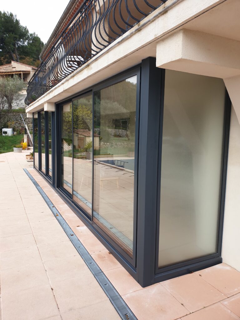 Baie vitrée aluminium sur mesure installée à Roquevaire, vue latérale