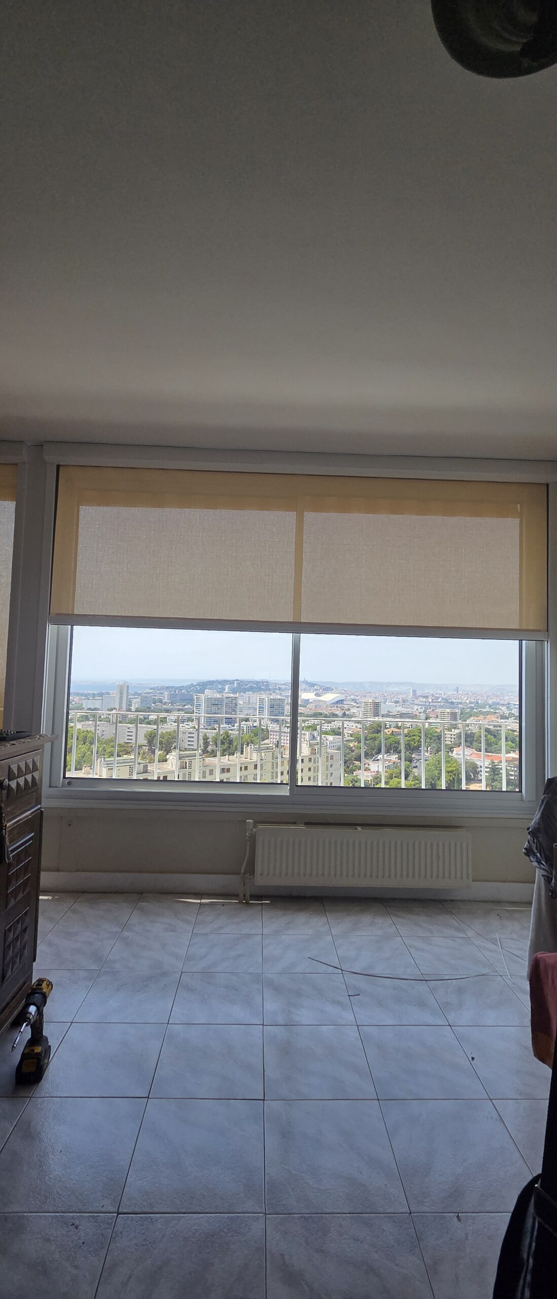 Baies vitrées aluminium AMX à Marseille 9e avec vue sur Marseille et le stade Vélodrome