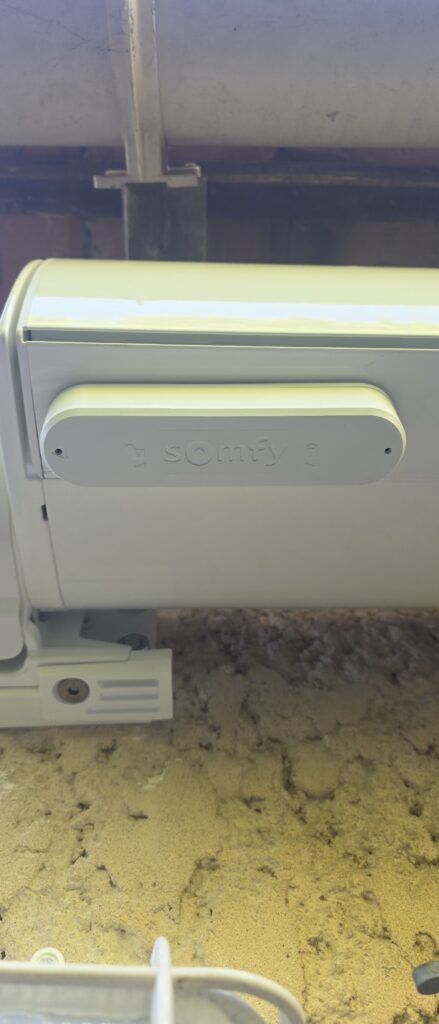 Capteur de vent Somfy Eolis 3D installé sur un store banne à Marseille