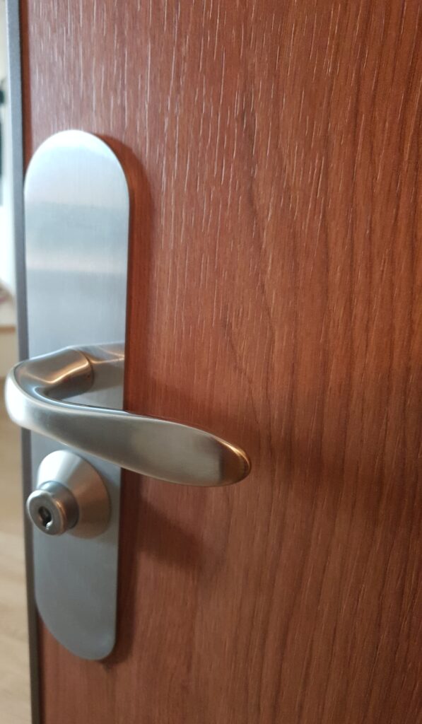 détail de la poignée et serrure d'une porte blindée Picard Diamant 10 à Marseille 12e