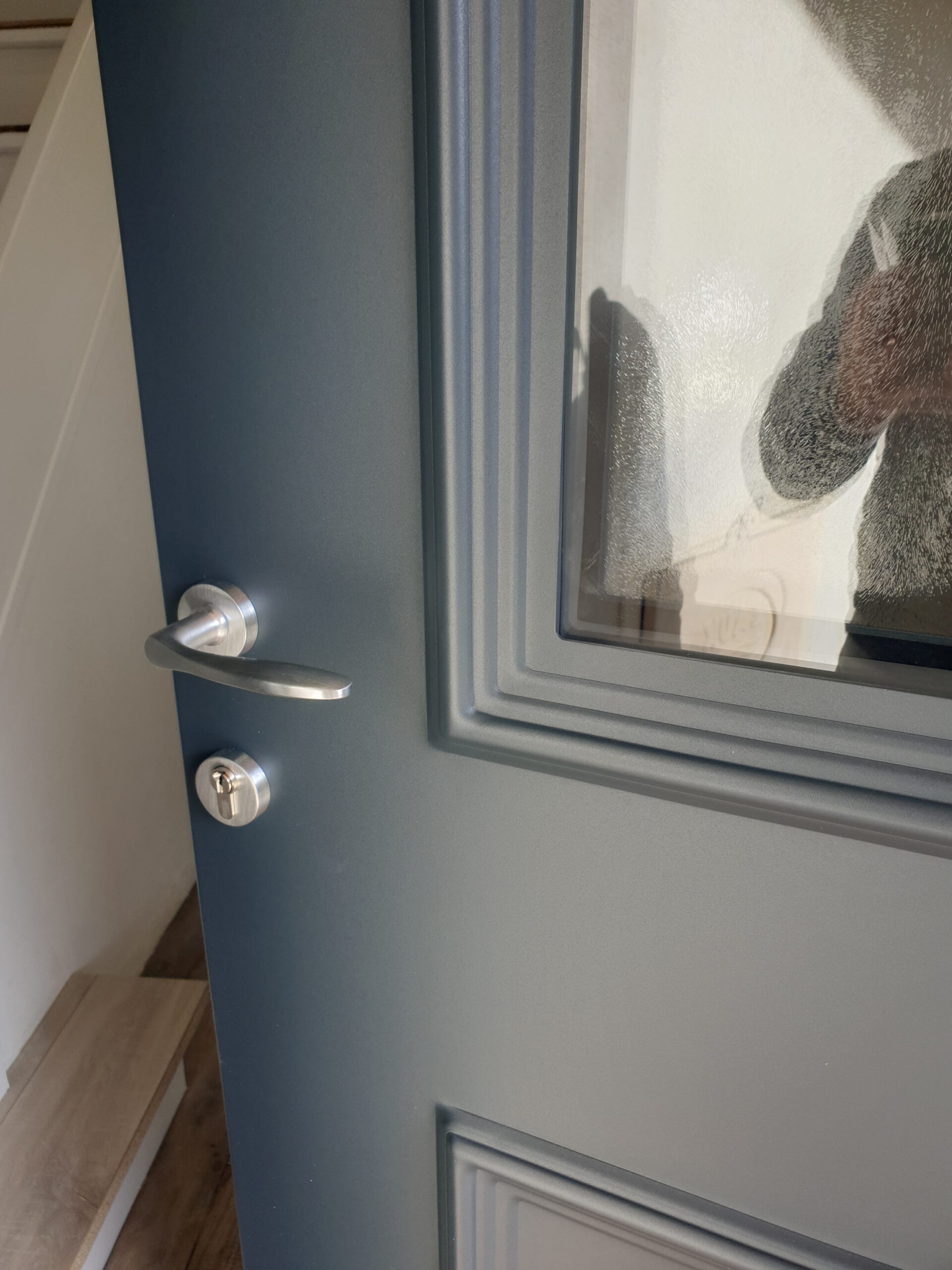 Détail de la porte d’entrée aluminium Atlantem avec vitrage de sécurité à Aubagne