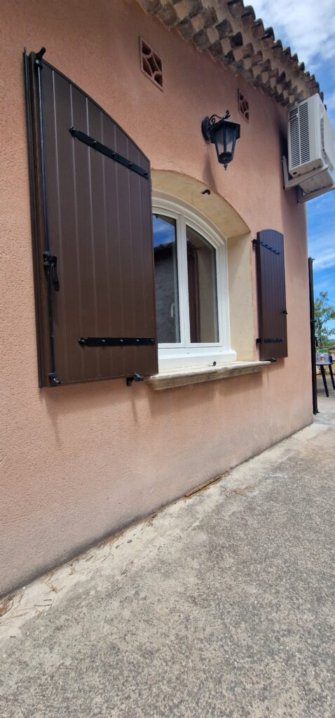 Fenêtre PVC double vitrage et volets battants aluminium installés à Cabriès