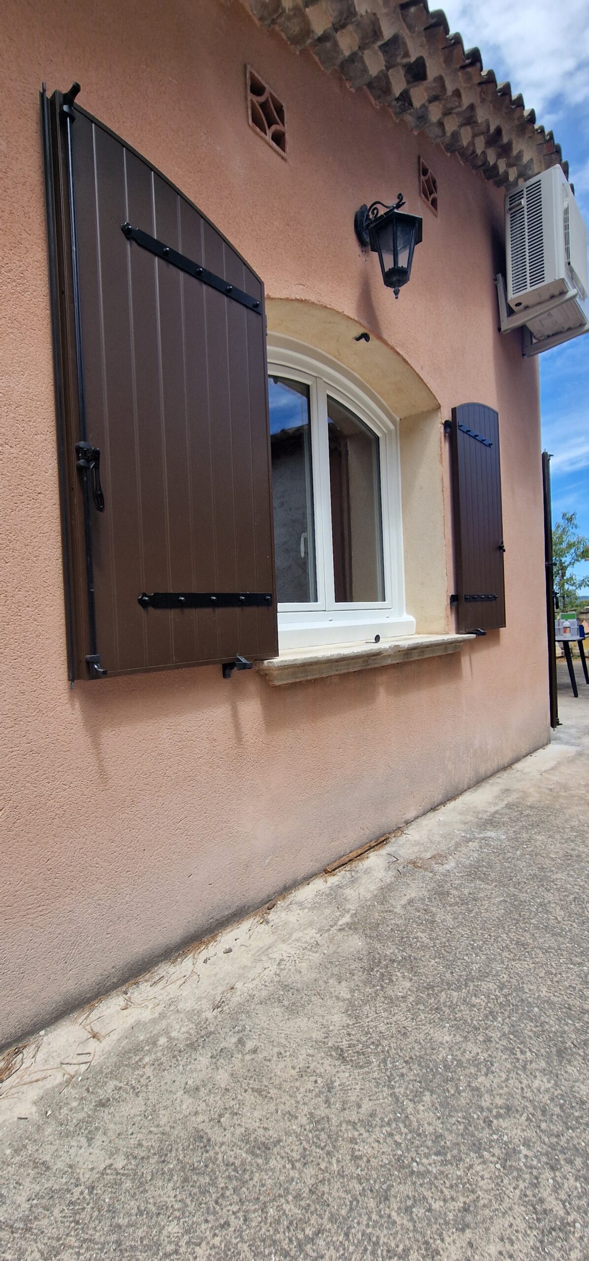 Fenêtre PVC double vitrage et volets battants aluminium installés à Cabriès