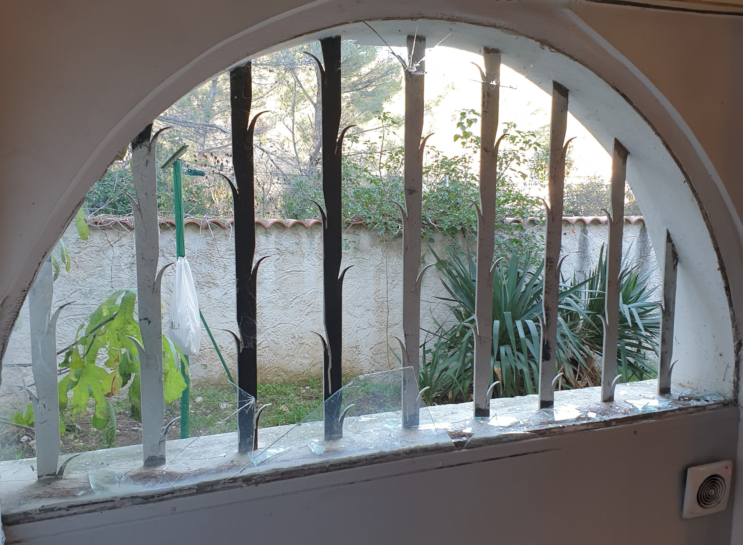 Ancienne fenêtre fixe cassée à Aubagne avant remplacement