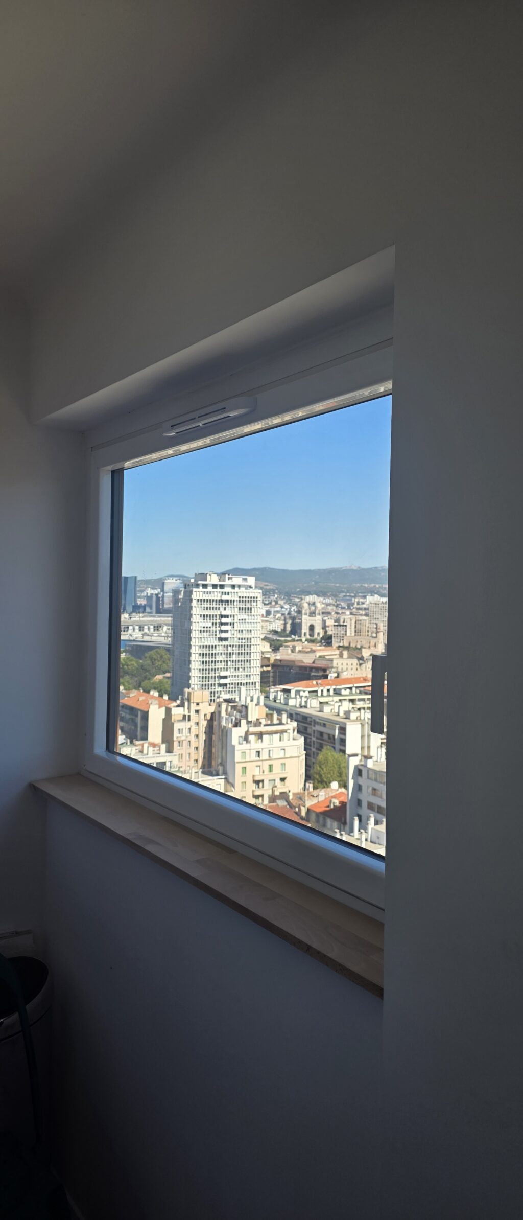 Fenêtre aluminium à double vitrage à Marseille 7e avec vue sur Notre-Dame de la Garde