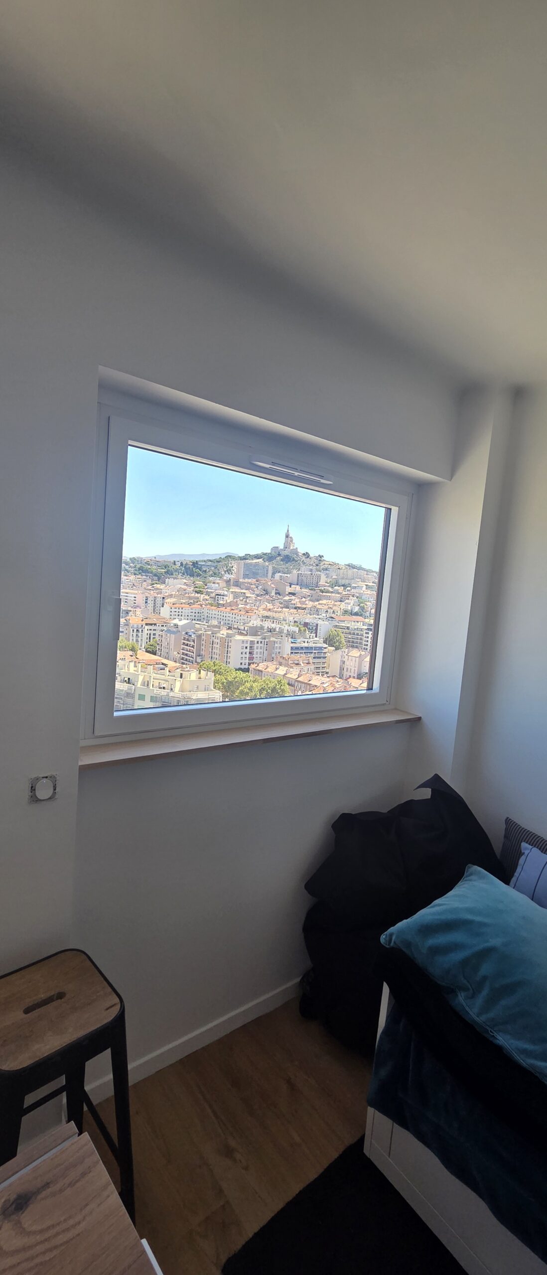 Fenêtre aluminium avec vue sur Notre-Dame de la Garde à Marseille 7e