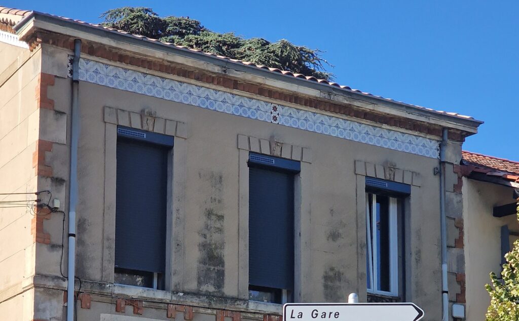 Façade à Roquevaire avec fenêtres PVC et volets roulants solaires Bubendorff