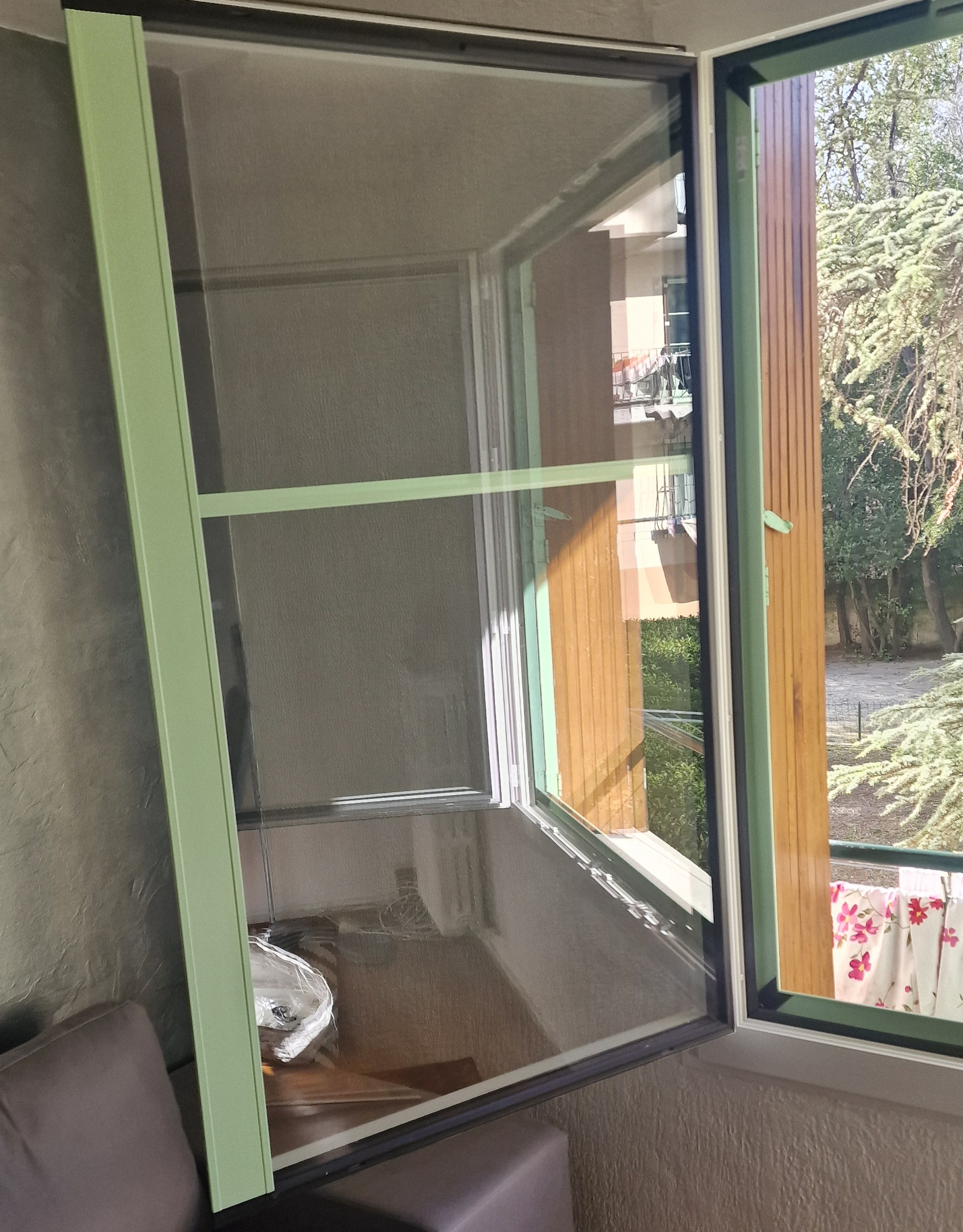 Fenêtres aluminium bicolores blanc intérieur et vert extérieur dans une résidence à Marseille 12e
