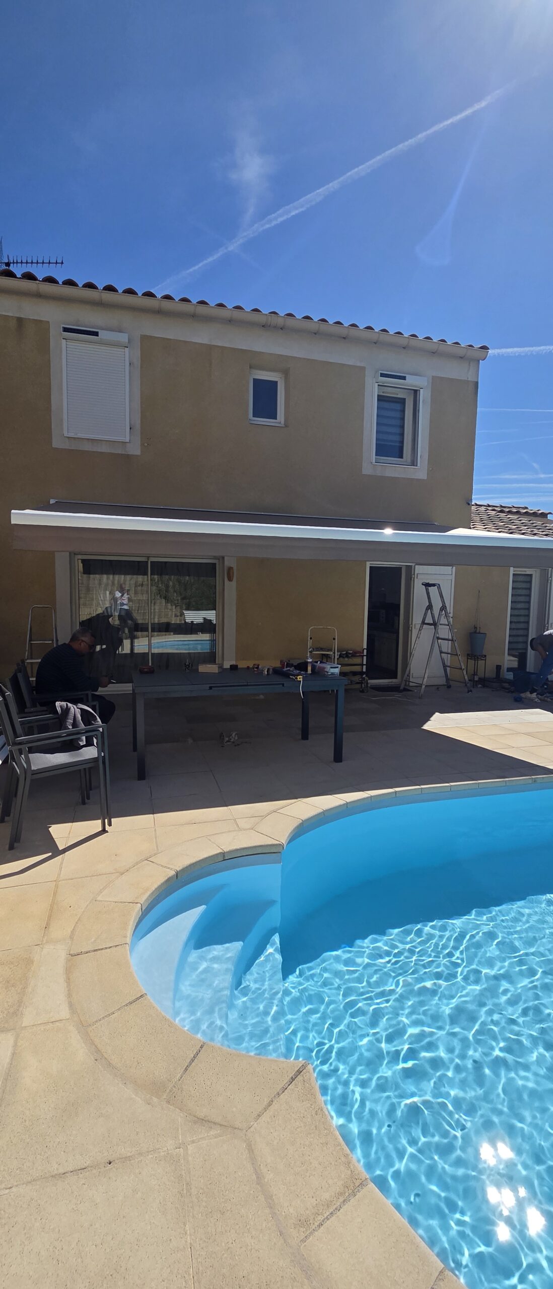 Installation d’un store banne Somfy et de volets roulants solaires Bubendorff à Marseille La Valentine