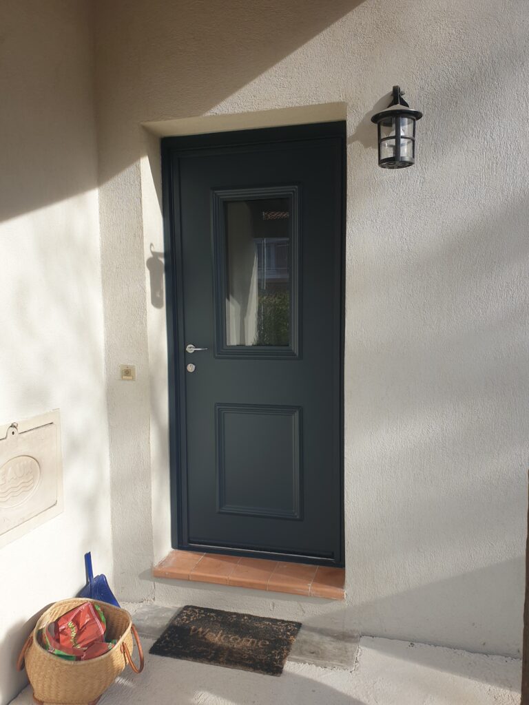 Porte d’entrée aluminium Atlantem installée en rénovation à Aubagne