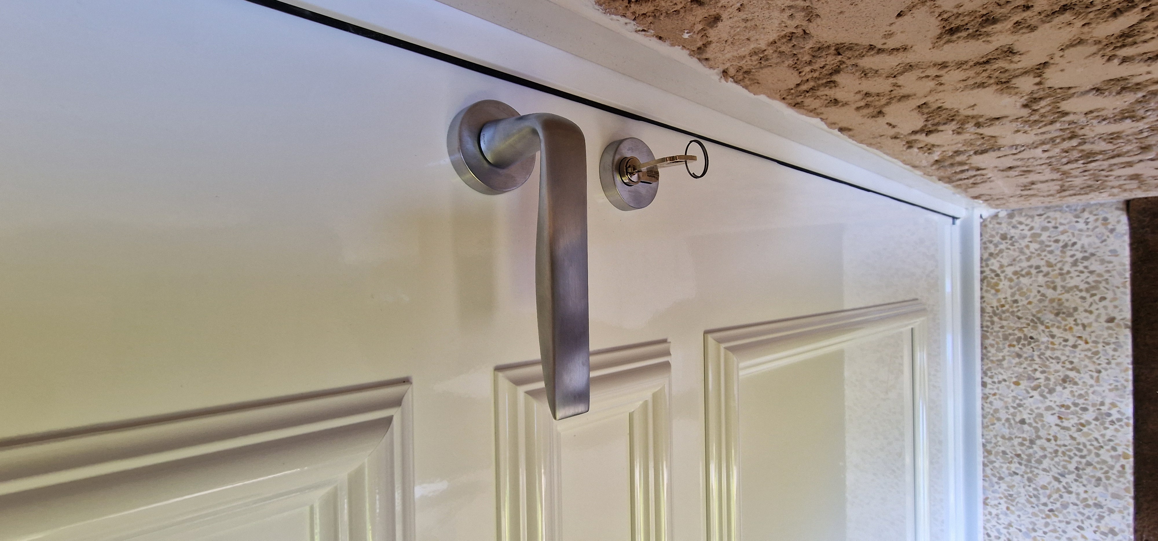 Porte d’entrée aluminium design traditionnel et contemporain à Marseille 12e