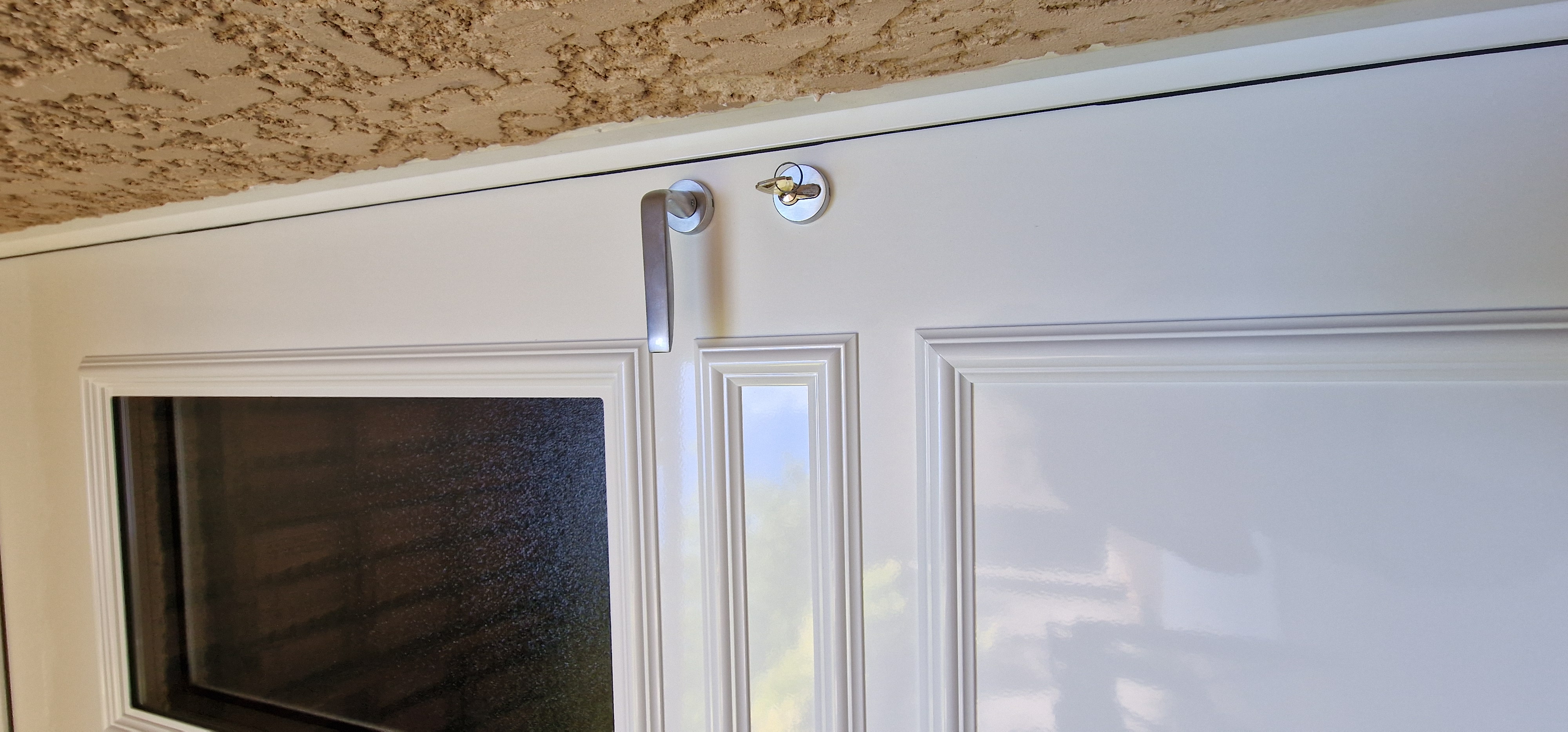 Porte d’entrée aluminium avec triple vitrage de sécurité à Marseille 12e