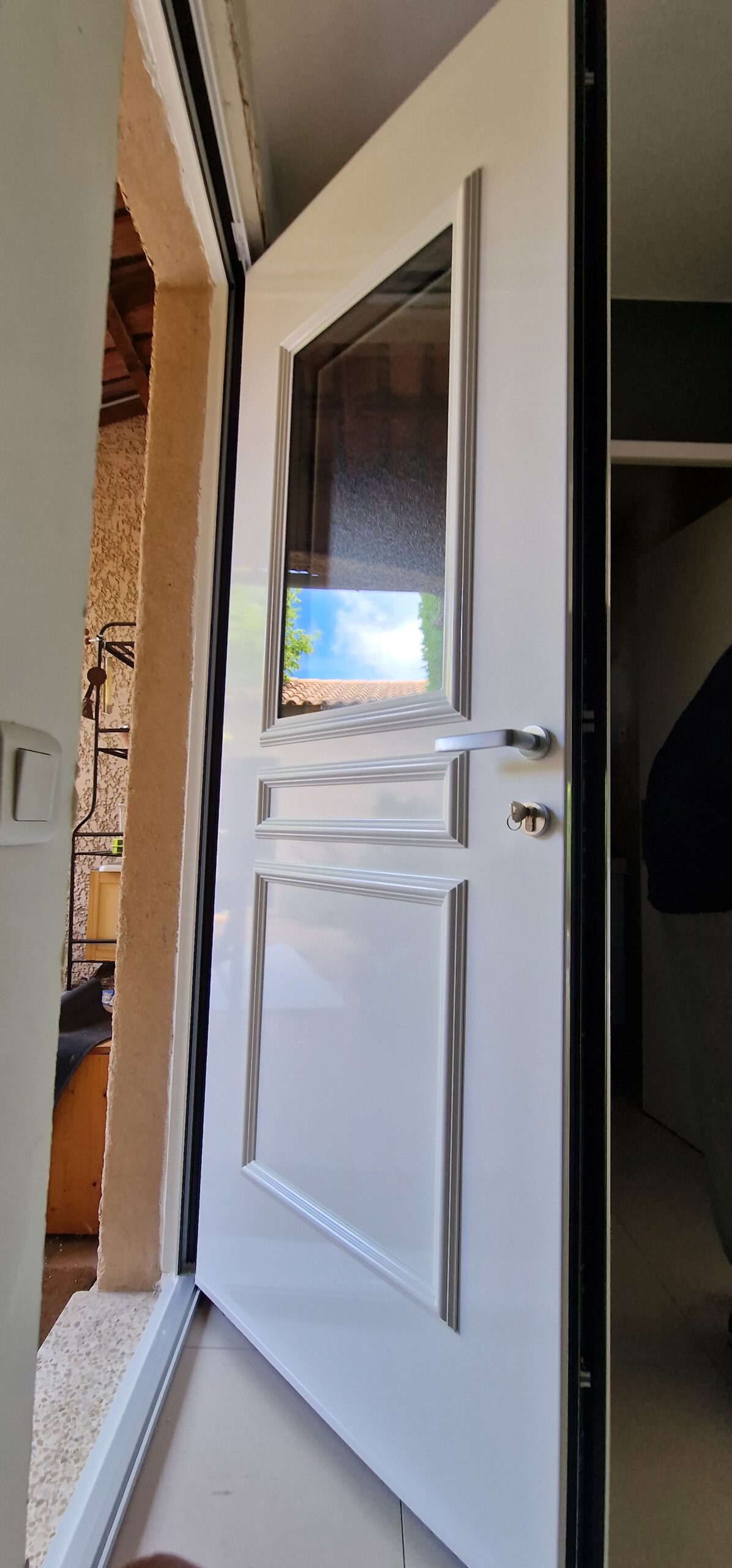 Installation d’une porte d’entrée en aluminium à Marseille 12e
