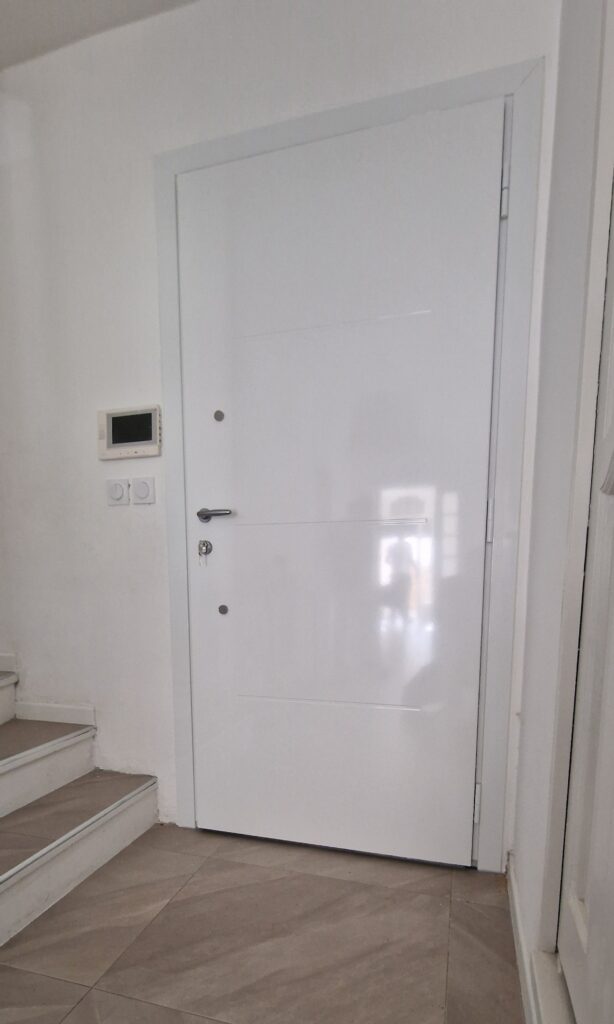 Vue intérieure de la porte d’entrée en aluminium installée à Carnoux-en-Provence