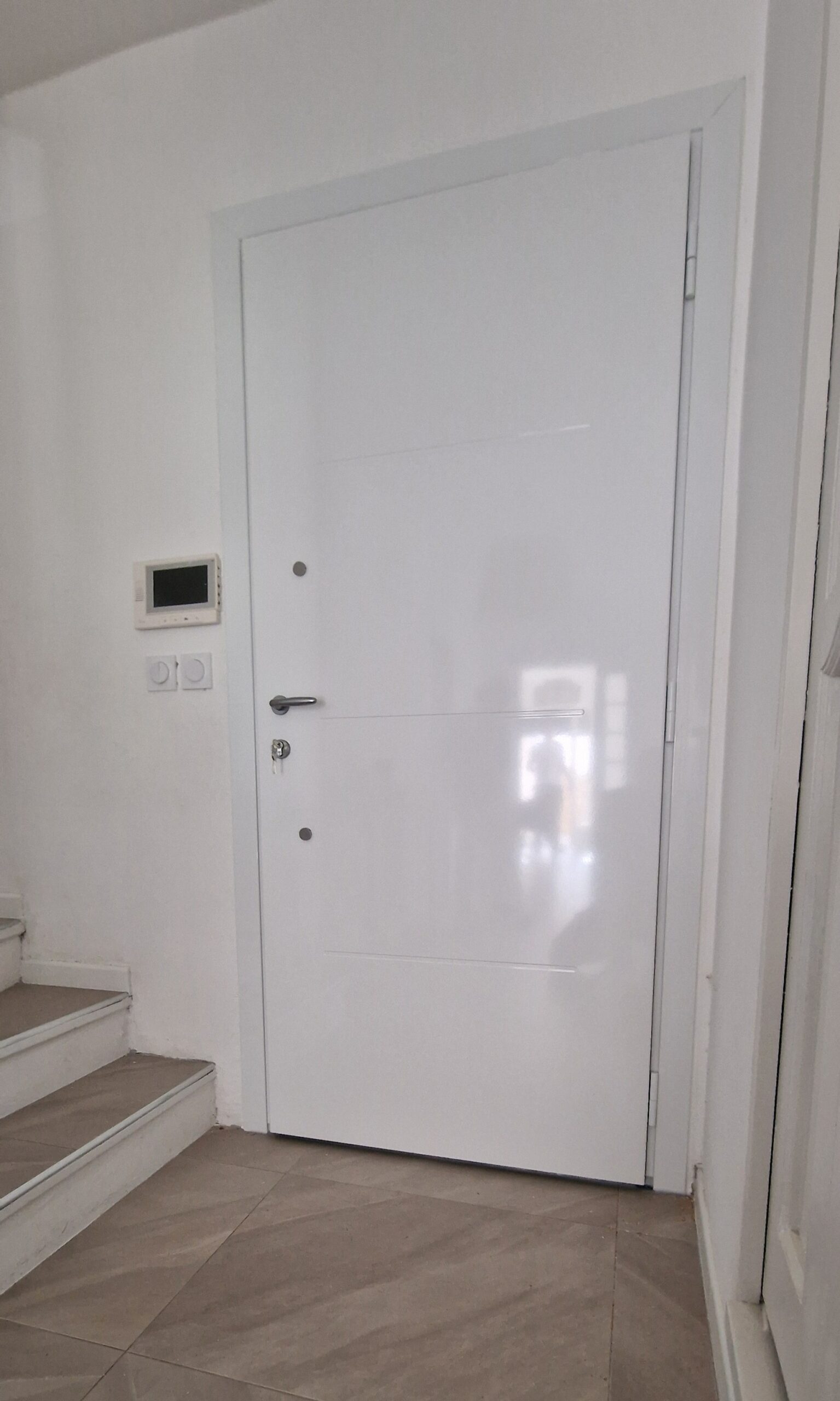 Vue intérieure de la porte d’entrée en aluminium à Carnoux-en-Provence
