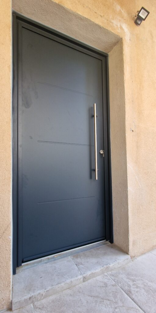 Porte d’entrée en aluminium plein avec barre de tirage et fermeture automatique six points à Carnoux-en-Provence