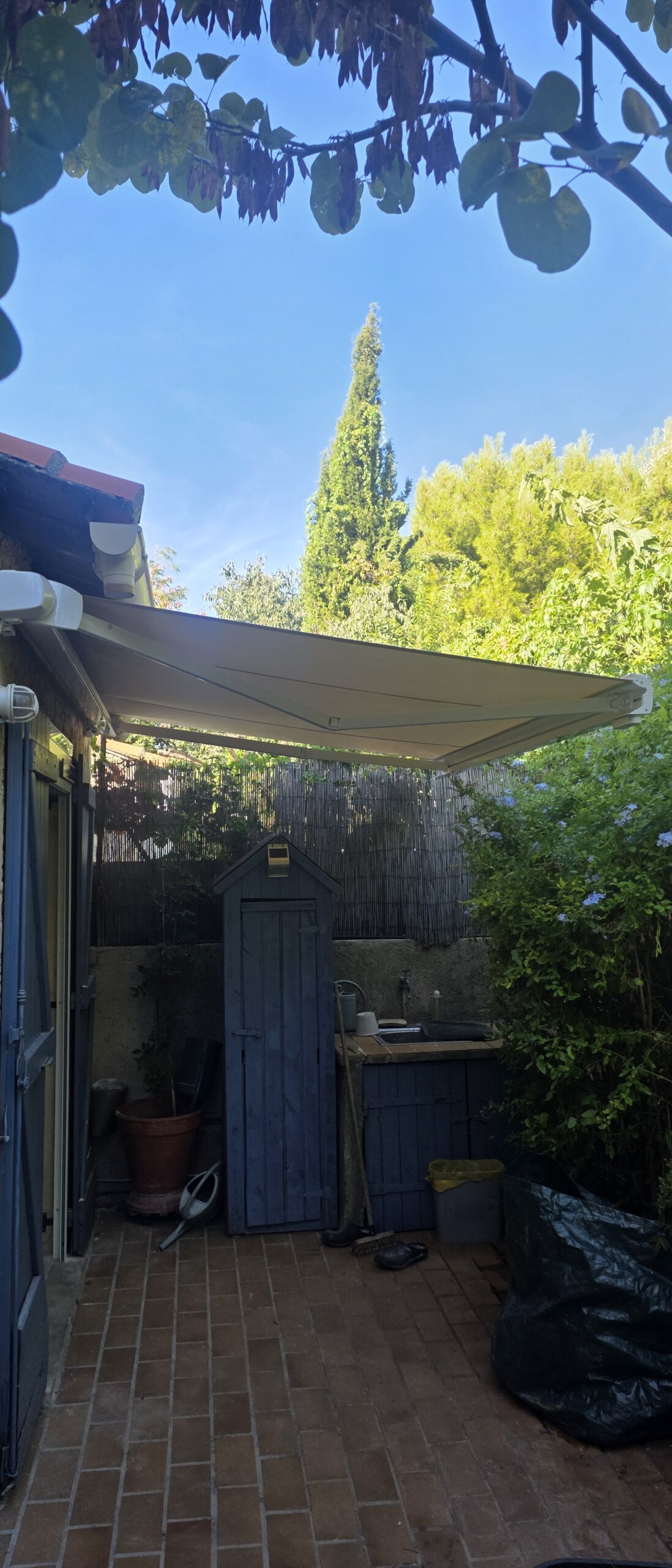 Store banne avec toile Dickson installé par Xander Habitat à Marseille 12e