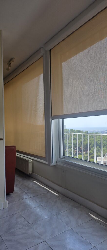 Stores intérieurs Soltis micro-perforés motorisés Somfy à Marseille 9e