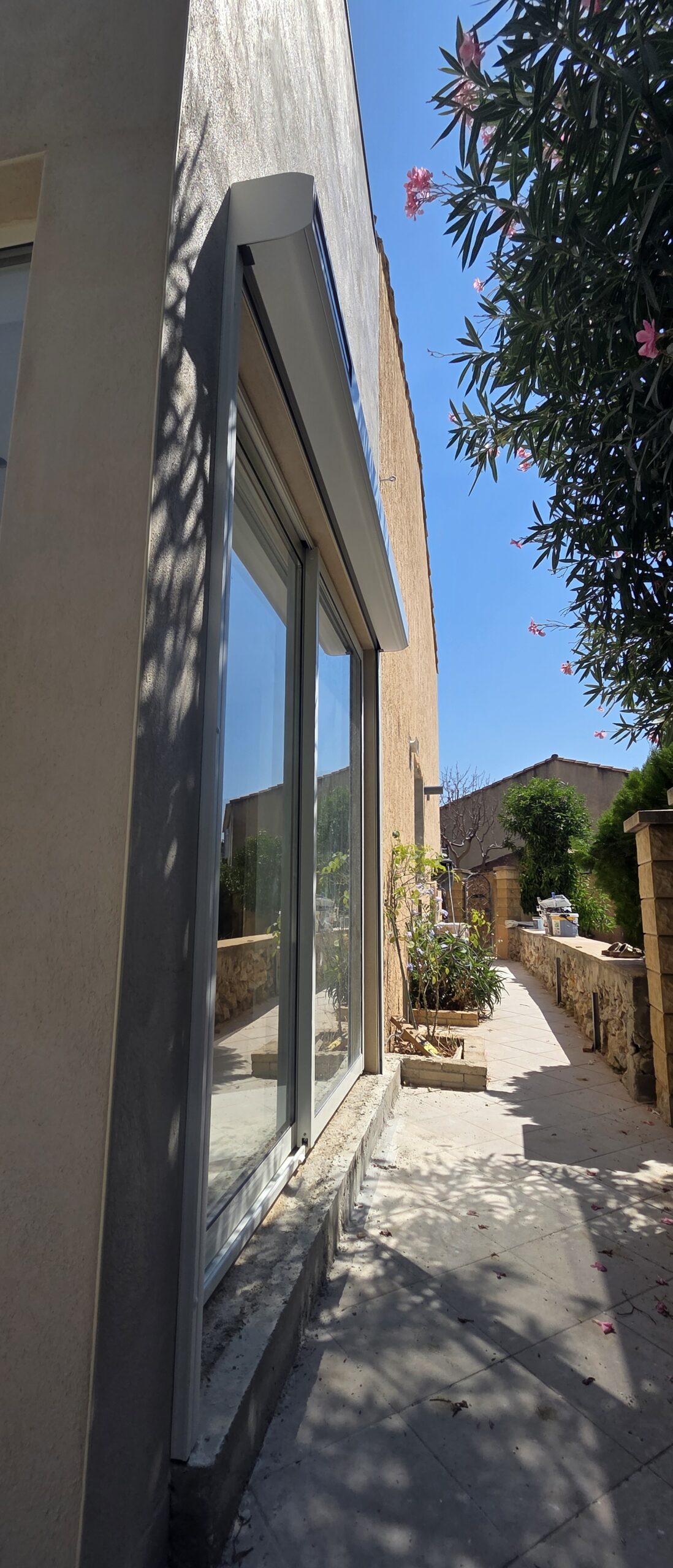 Volet roulant solaire Bubendorff installé sur une façade aux Pennes-Mirabeau