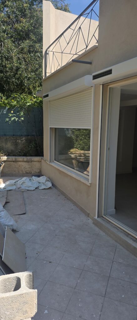 Volet roulant solaire Bubendorff installé sur une maison aux Pennes-Mirabeau – vue latérale