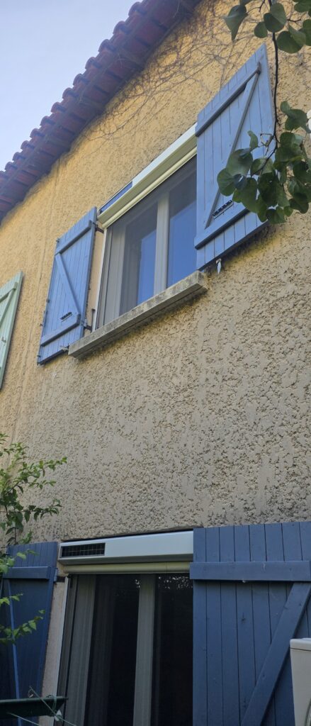Volet roulant solaire Bubendorff intégré dans l'encadrement d'une fenêtre à Marseille 12e