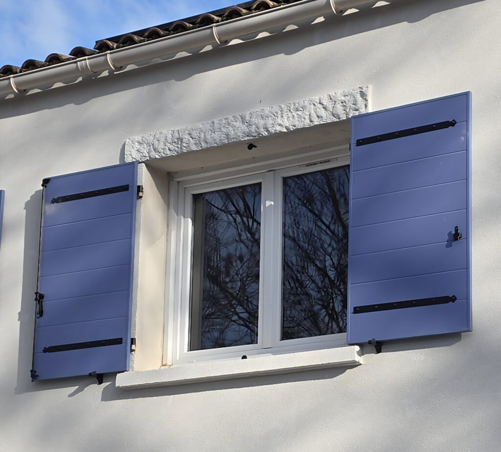 Volets battants aluminium isolés sur mesure, coloris RAL 5021