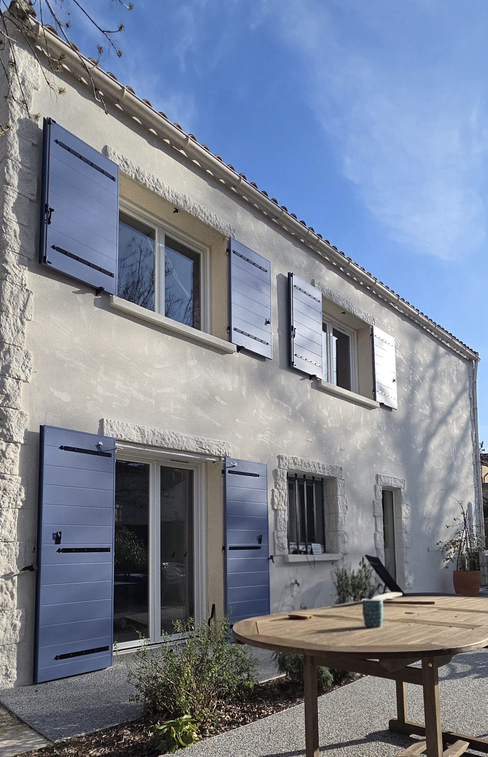 Volets battants en aluminium isolés bleu méditerranéen RAL 5021 – La Penne-sur-Huveaune