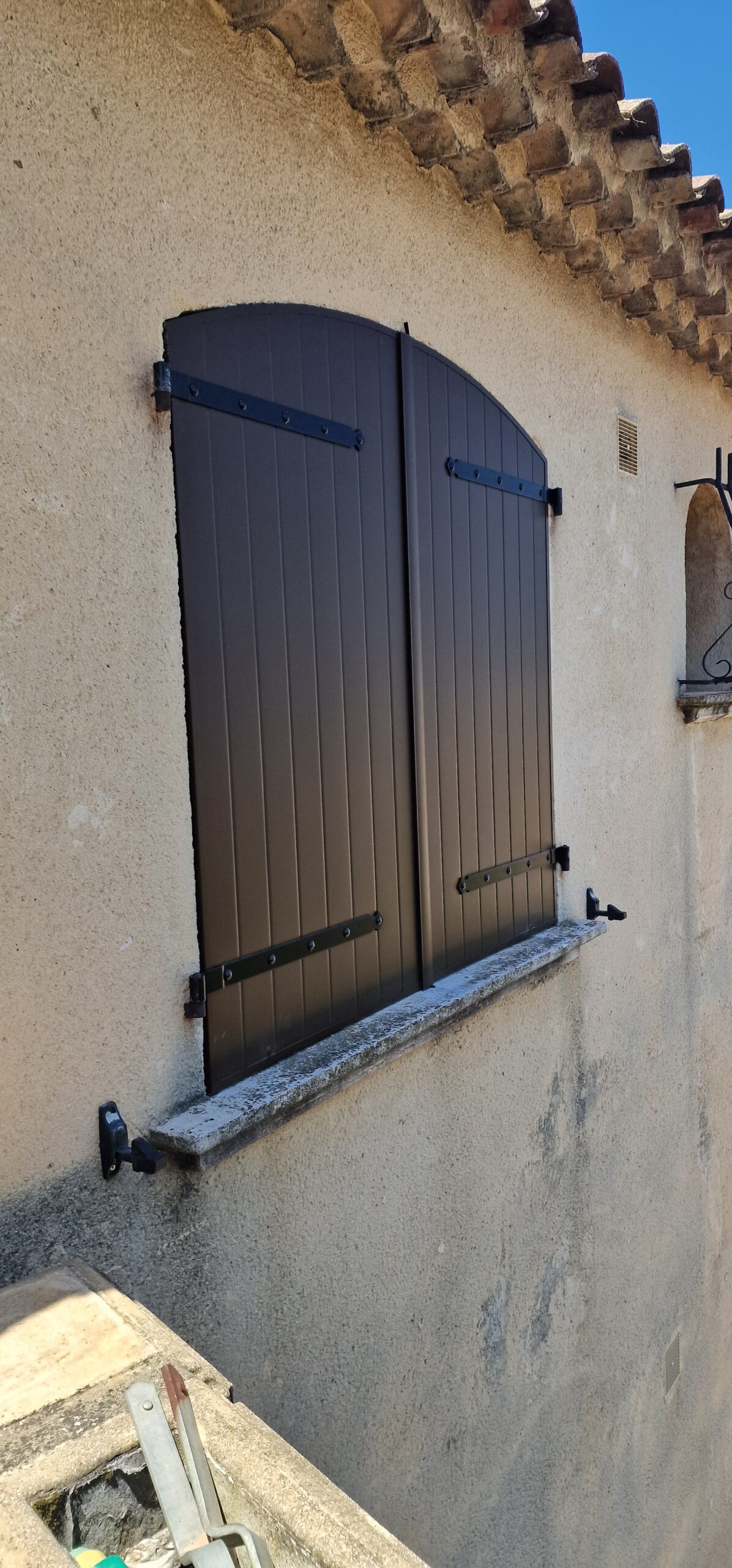 Volets battants en aluminium isolés installés sur une maison à Cabriès