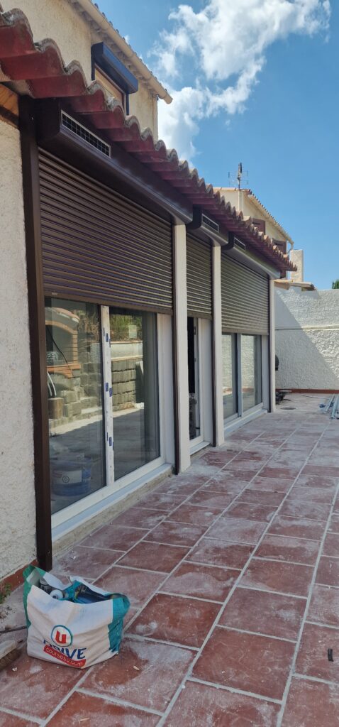 Ensemble de volets roulants solaires Bubendorff RAL 8014 sur baies vitrées et porte-fenêtres à Marseille 13e