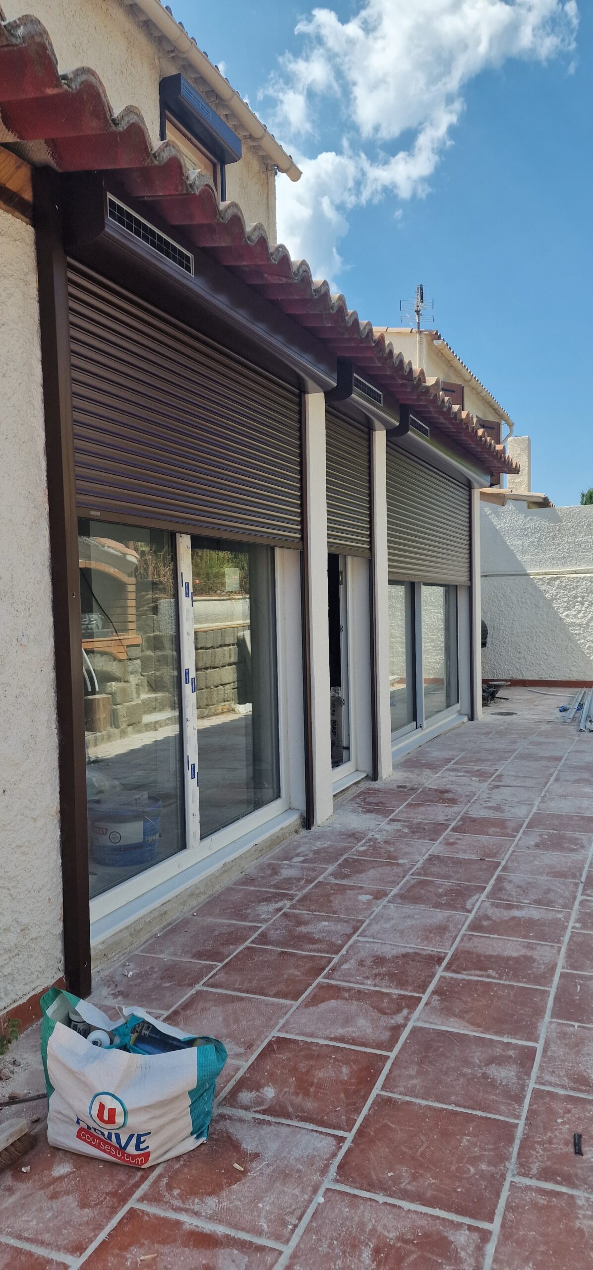 Ensemble de volets roulants solaires Bubendorff RAL 8014 sur baies vitrées et porte-fenêtres à Marseille 13e