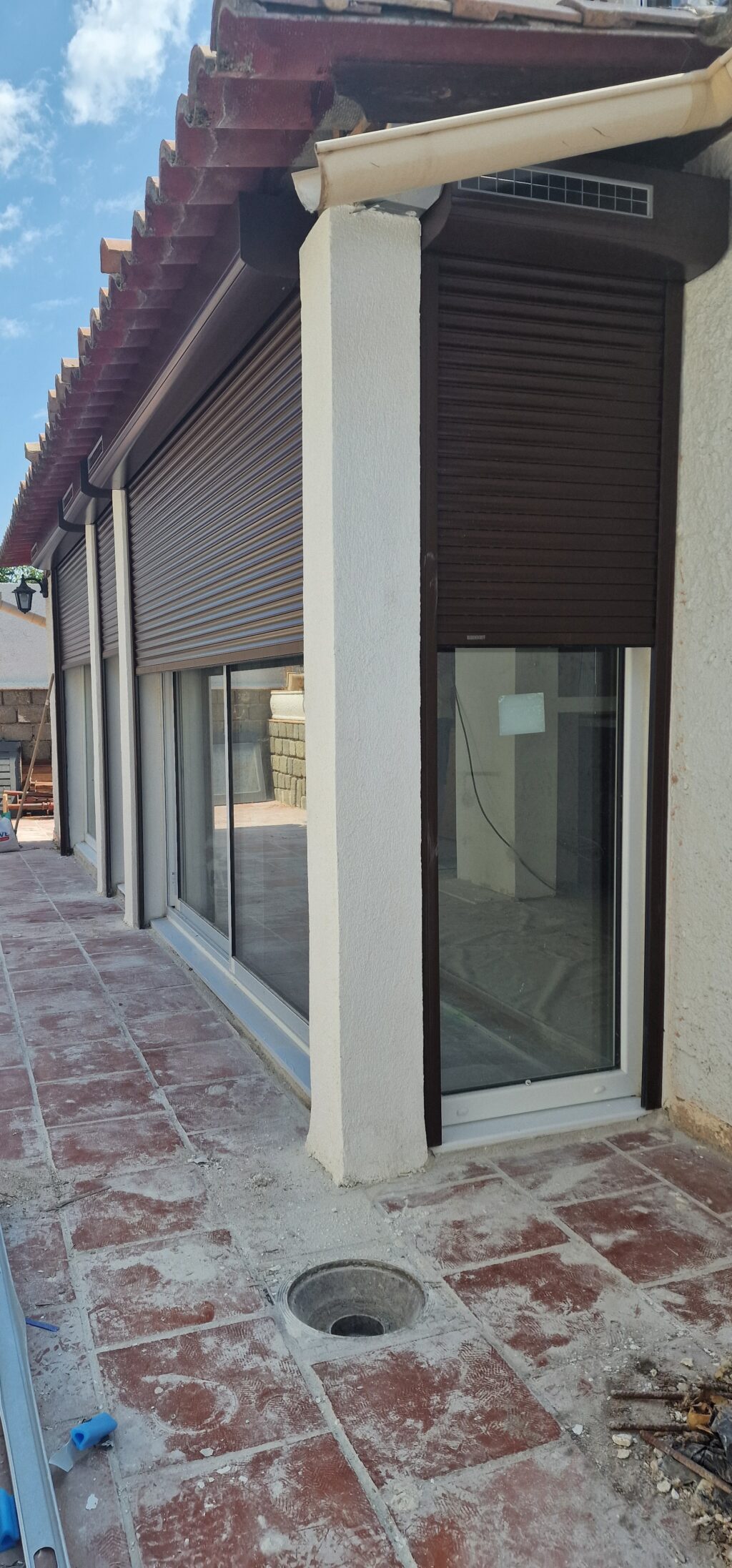Volets roulants solaires Bubendorff RAL 8014 sur baies vitrées à Marseille 13e