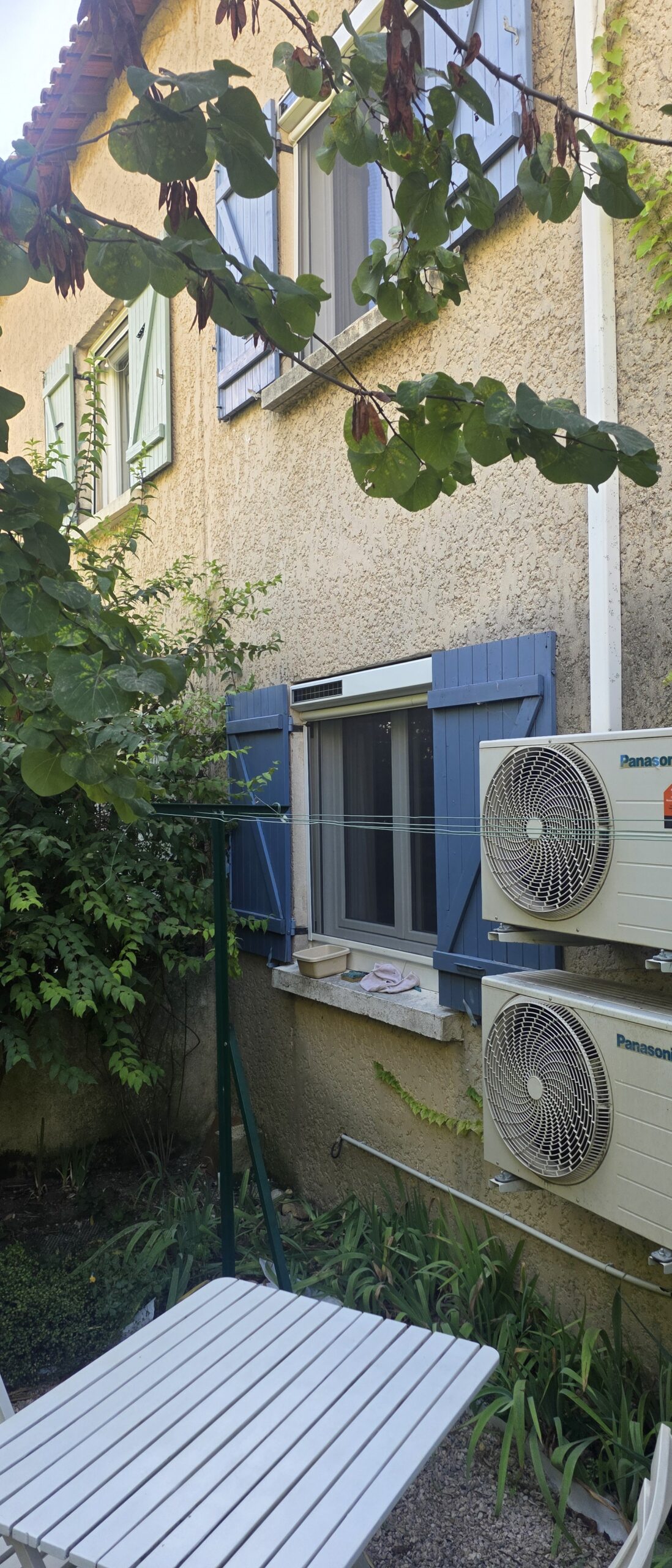 Volets roulants solaires Bubendorff installés sur une maison à Marseille 12e