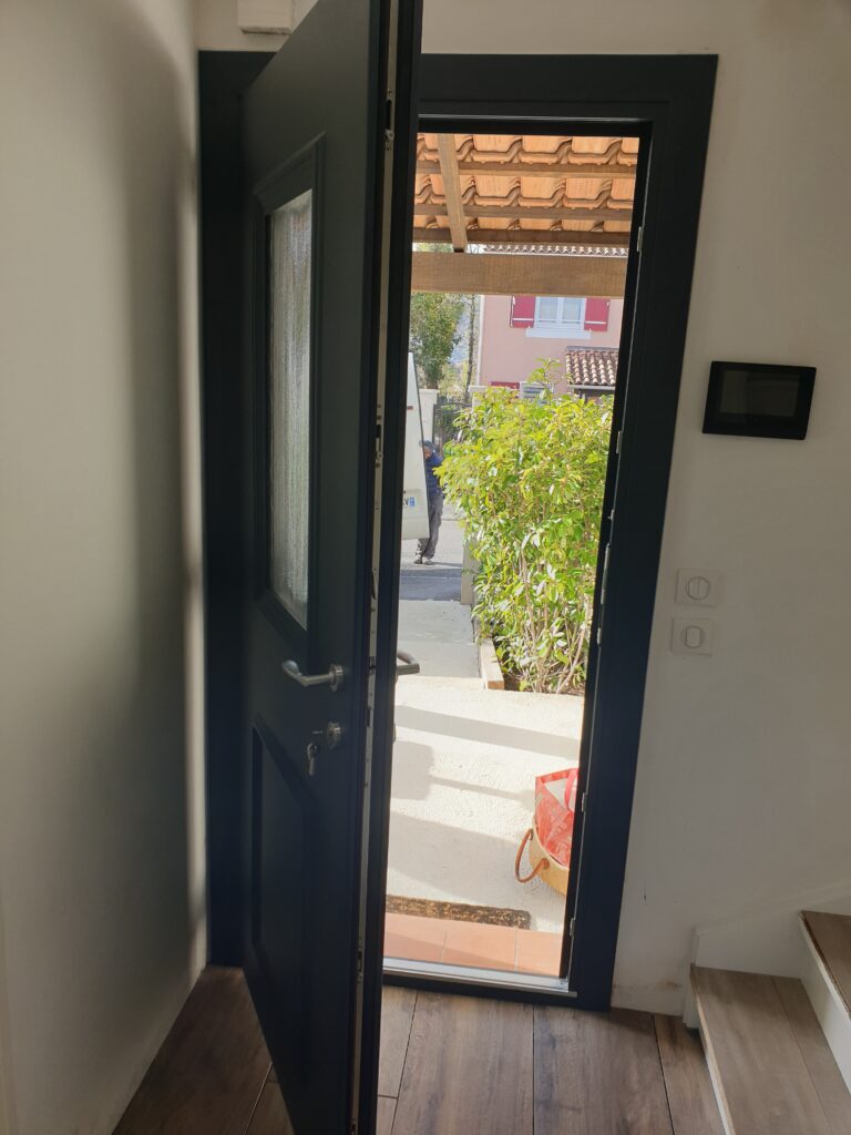 Vue intérieure de la nouvelle porte d’entrée aluminium Atlantem à Aubagne