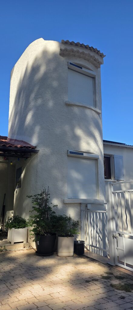 Détail du volet roulant solaire Bubendorff posé par Xander Habitat à La Panouse, Marseille 13009.