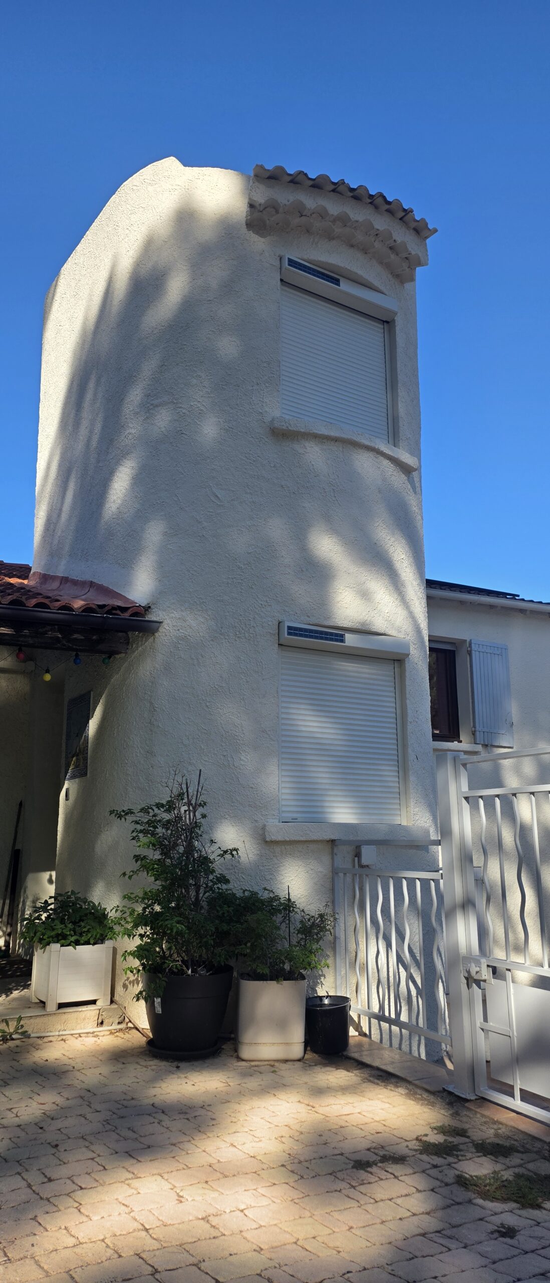 Détail du volet roulant solaire Bubendorff posé par Xander Habitat à La Panouse, Marseille 13009.