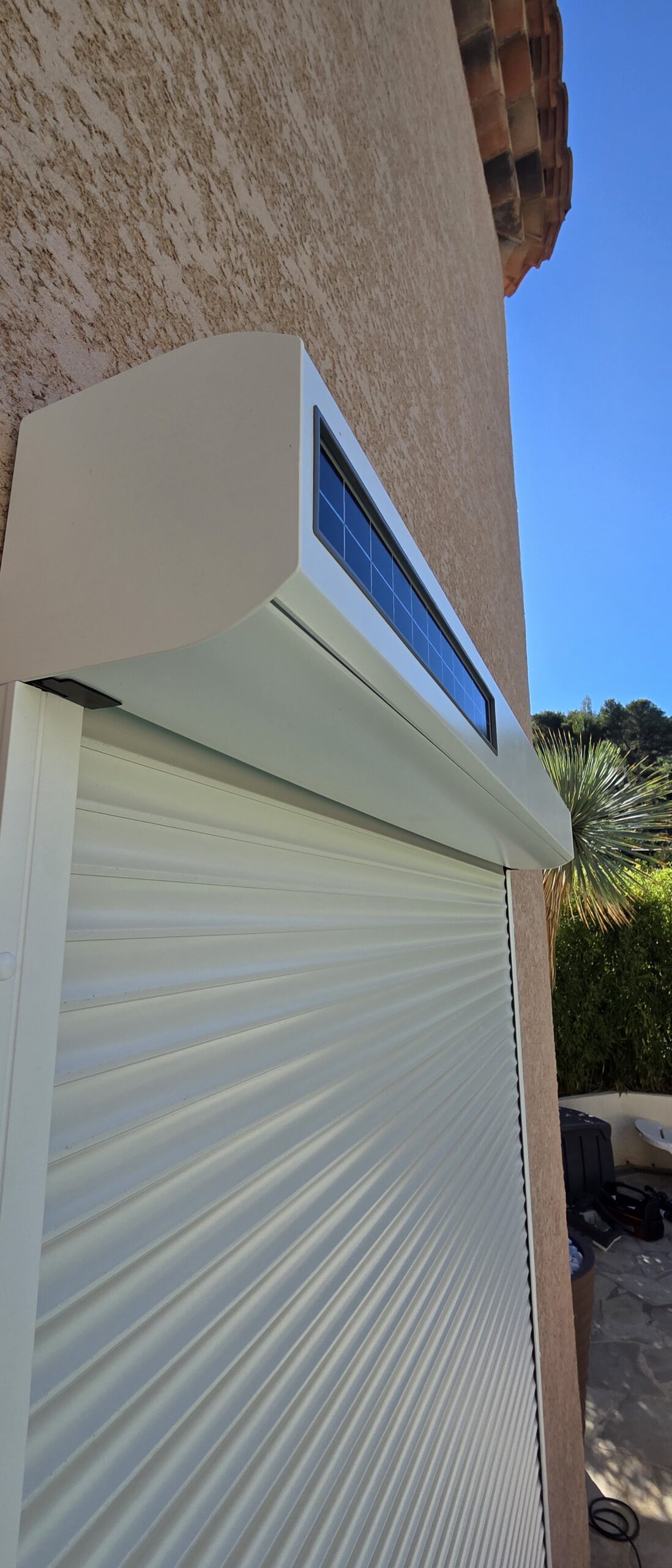 Vue du volet roulant solaire Bubendorff installé par Xander Habitat à La Panouse, Marseille 13009.
