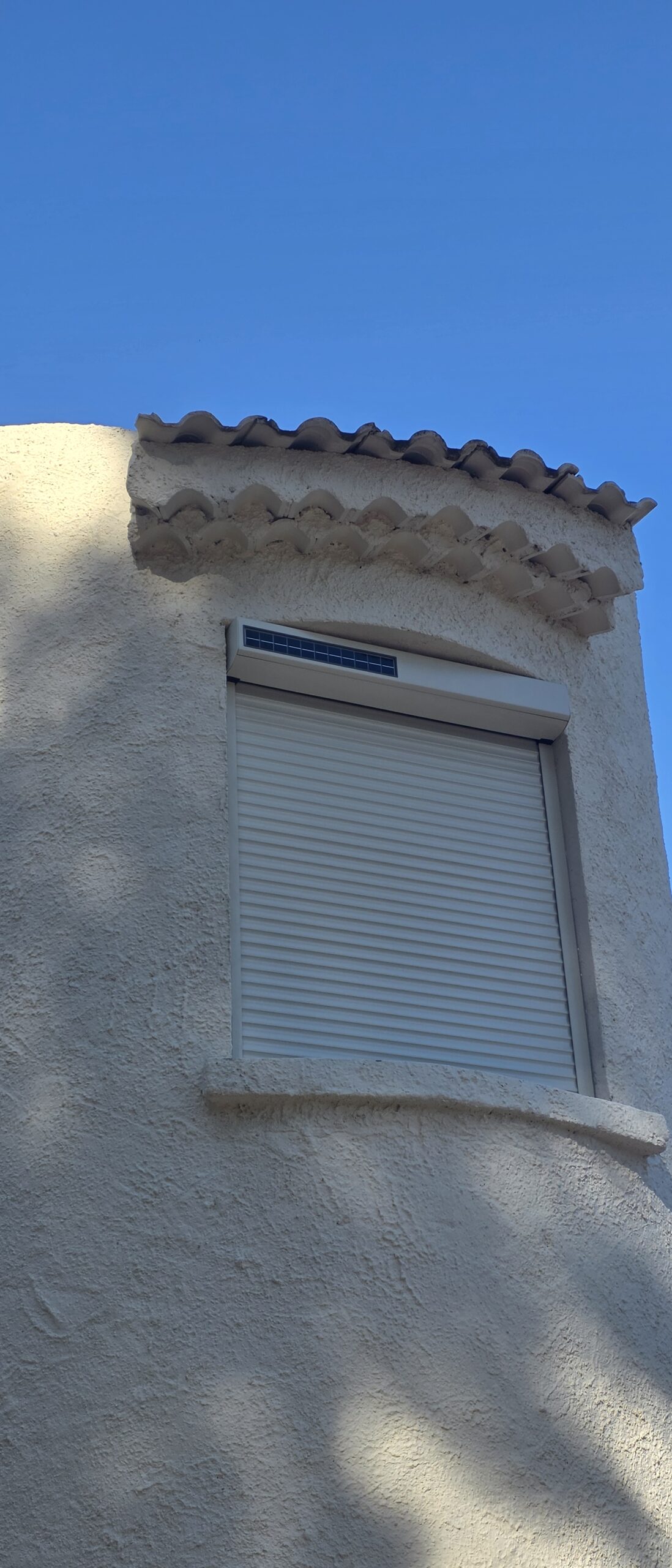 Vue rapprochée d’un volet roulant solaire Bubendorff installé par Xander Habitat à La Panouse, Marseille.