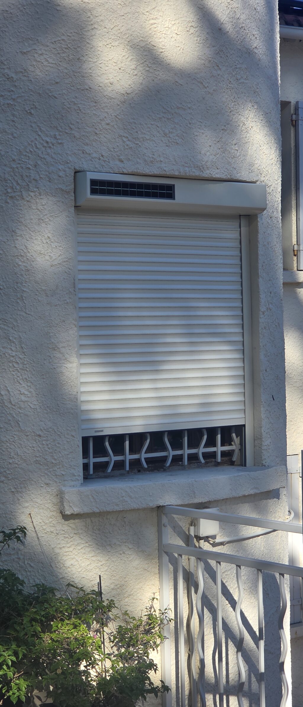 Vue d’ensemble de deux volets roulants solaires Bubendorff installés sur une villa à La Panouse, Marseille 13009.
