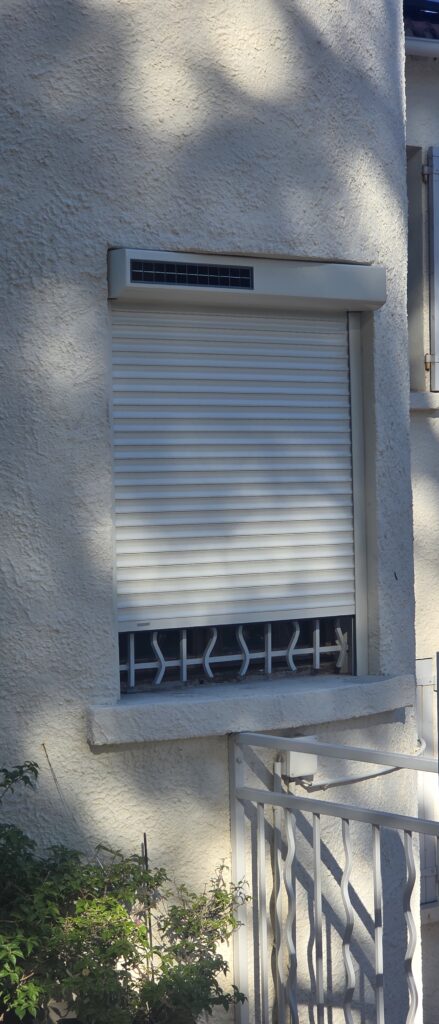 Vue d’ensemble de deux volets roulants solaires Bubendorff installés sur une villa à La Panouse, Marseille 13009.